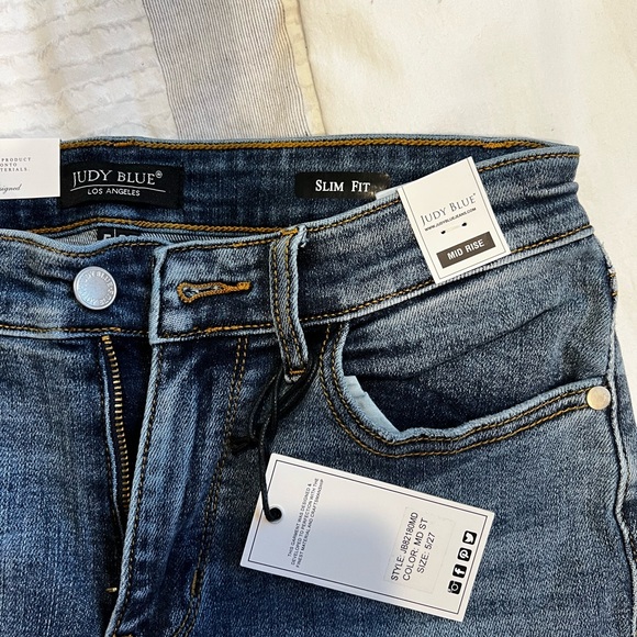 NWT Judy Blue mid rise slim fit jeans. No distressing, have stretch. Size 5/27 - Picture 2 of 4